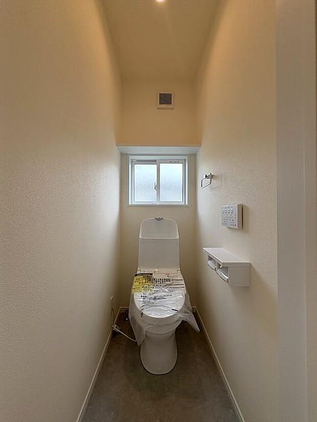 2階のトイレです♪トイレは各階にあります♪忙しい時間帯にトイレが2か所あると、より安心ですね♪換気もしやすい窓付♪