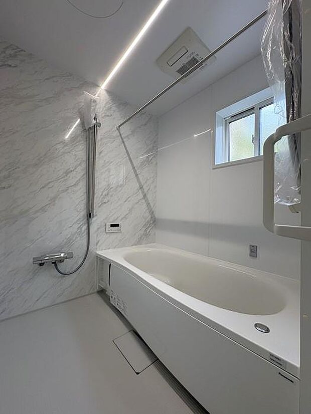 換気設備は、浴室乾燥・暖房・涼風・換気付!オートルーバー採用で、浴室内の隅々まで空気を届け循環させる事で、浴室内をしっかり換気してくれます♪お洋服の乾燥にも貢献で家事時短です♪