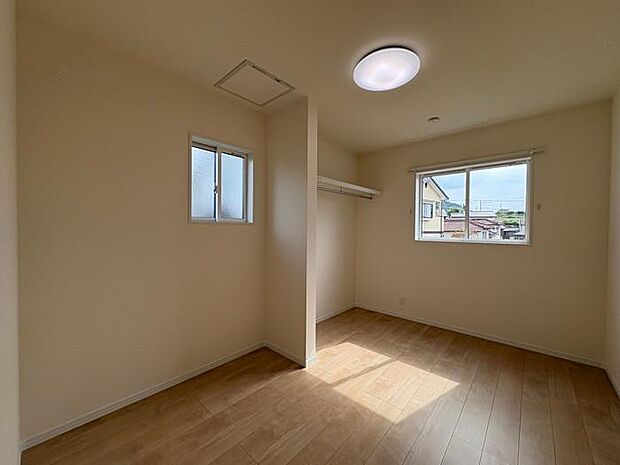 2階にある約5帖の洋室です♪収納スペースは建具を無くしオープンな仕様。限られたお部屋内のデッドスペースを無くすとともに、お部屋全体が広く見渡せる仕様です♪