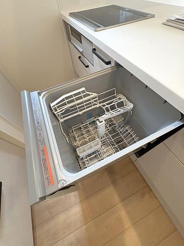 SUMiTASの新築戸建には食洗器が備え付けられております♪食器を洗う時間を短縮♪家族との憩いの時間に繋がりますね♪