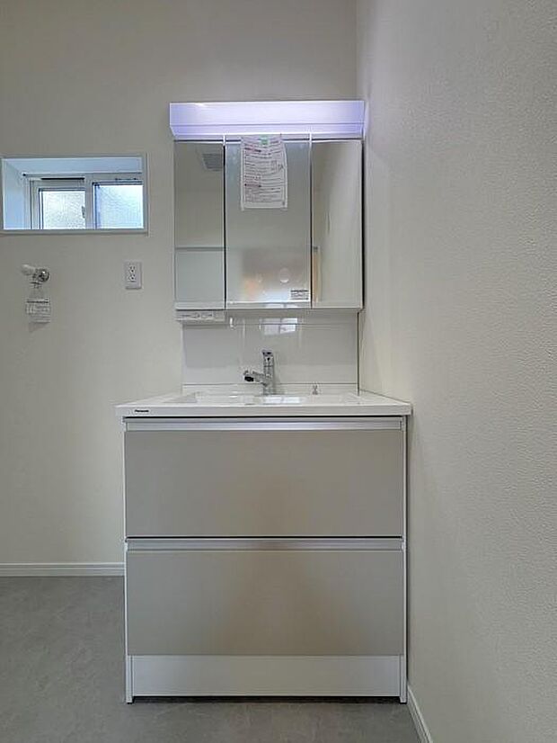 ヒーターレスでくもりにくいミラーの『Panasonic製』を採用♪全面がくもりにくい為、お風呂上がりもクリアに見え、電気代もかからず経済的です♪