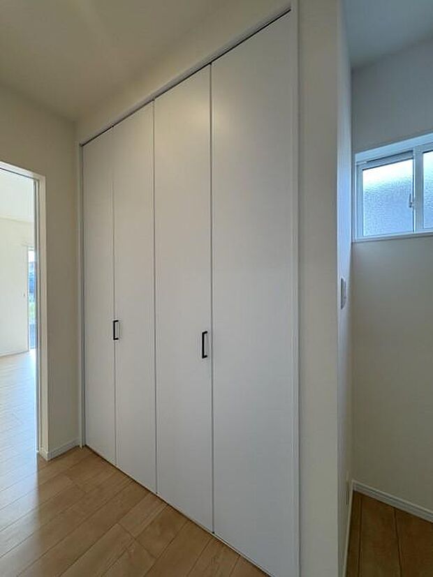 玄関近くにある収納スペースです♪家族共用のものや掃除用具などがしまいやすい、そこにあると嬉しい収納の1つです♪