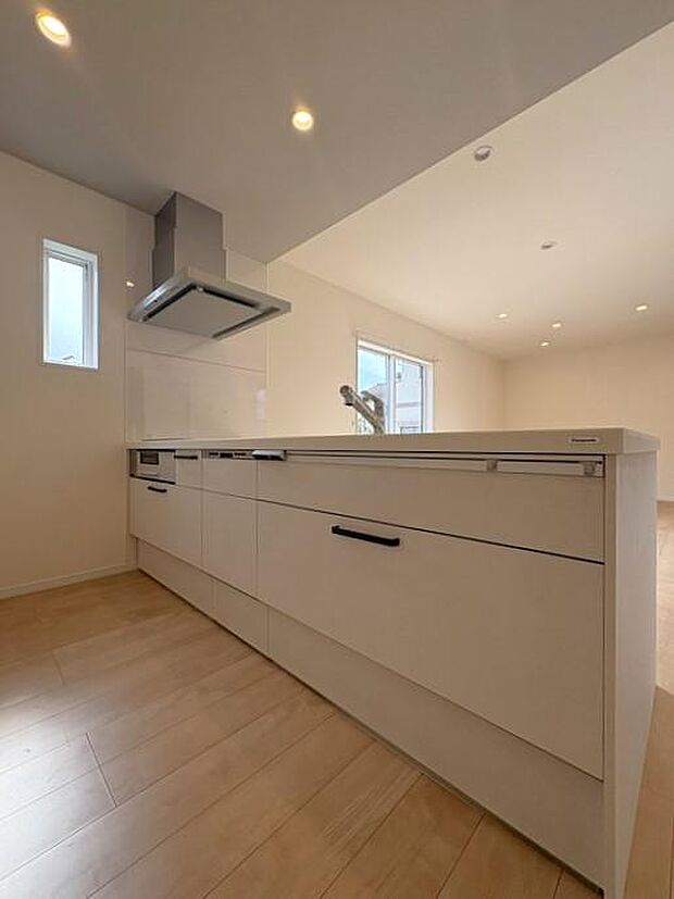 『Panasonic製』のキッチンを採用。コンロ前の壁を無くし、ふらっとにすることにより、収納スペース・作業用スペースを造り、開放感のある仕様に仕上げます♪