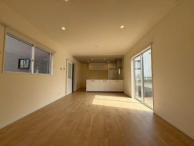 1階には開放感のある18帖LDKがあり、ご家族みんながゆったりと過ごせる空間です。ダイニング・リビング・キッチンが一直線に配置され、家事動線も良好です♪