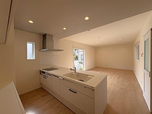 南向きLDKで採光良好!日中たっぷり明るさを取り込めるため、家族団らんも快適に過ごせます。白を基調とした建具とウッド調の床は色合いが合い、落ち着く空間となりました。