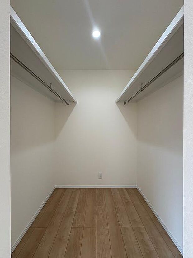 2階8帖洋室にあるウォークインクローゼットです♪ゆったりとした広さなので、家族の服もまとめて収納もしやすいですね♪