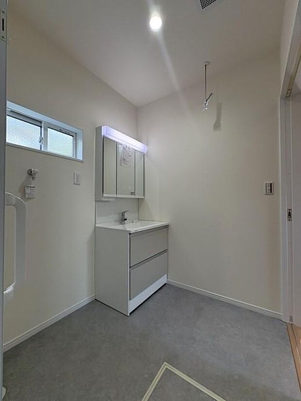 住宅ローン、資金計画の相談もお気軽に♪お客様のライフプランに沿ってご提案させて頂きます♪松山市内の銀行でしたら、どちらも提携しておりますので、お客様の支払い方や借り入れ状況に応じて、一番合ったご提案を