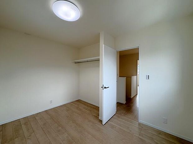 2階にある約5帖の洋室です♪2階居室は、各部屋がしっかり5帖以上確保されおります♪子ども部屋や書斎など多様な使い方が可能です♪