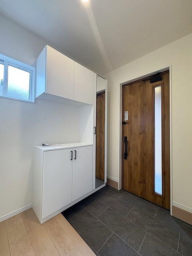 玄関収納は美しい木目と強い耐久性を両立させた『VERITIS』を採用。家族の靴をスッキリ収納することができます。姿鏡が付いており、お出かけ前に確認することができます。