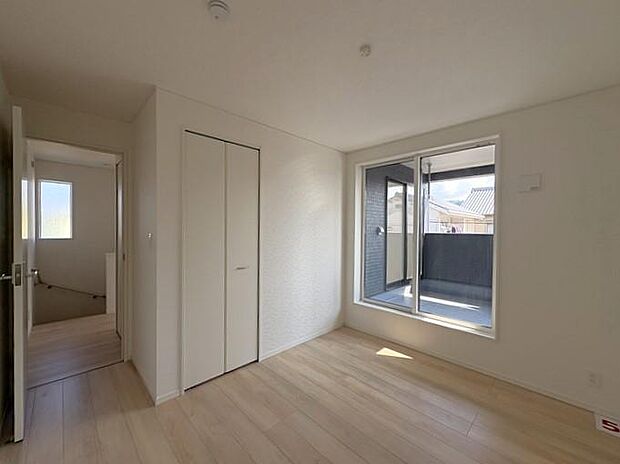 2階にある約5.7帖の洋室です♪扉付きクローゼットでスッキリ収納でき、お部屋をいつでもキレイに保てます♪