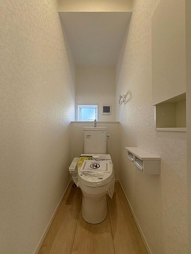 階段下のスペースを上手に活用したトイレ♪毎日気持ちよく使えて、快適でリラックスできるひとときに♪