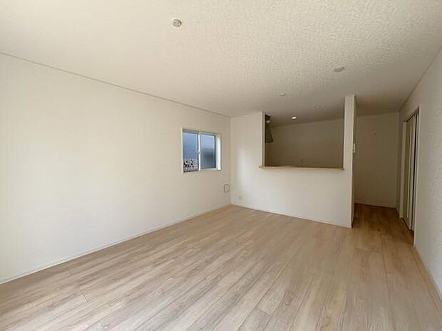 LDKは広さが十分あるので、ソファやダイニングテーブルを置いてもゆったり使えます♪