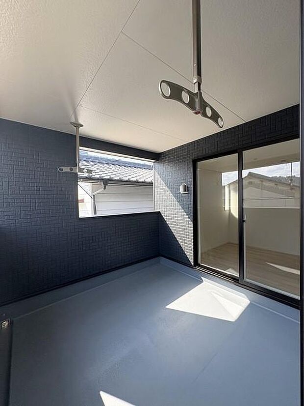 急な雨でも安心の広々インナーバルコニー♪天候に左右されずに活用できる贅沢な空間です♪