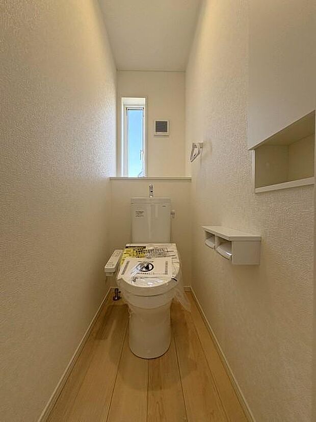 2階のトイレです♪忙しい時間帯にも2か所あると、安心感が増しますね♪嬉しい収納付き♪