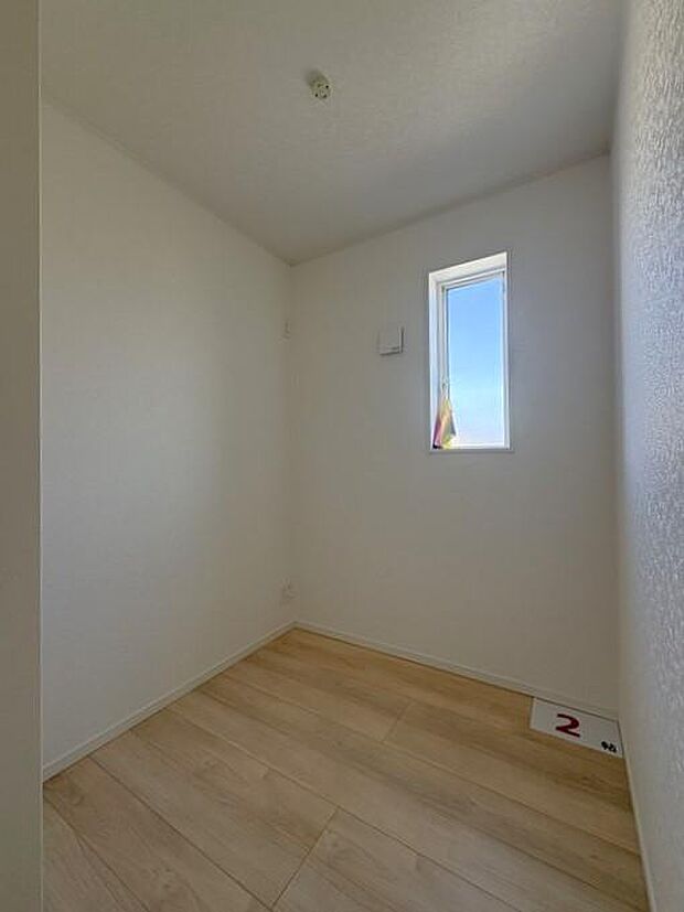 2階にあるテレワークルームは、静かで集中できる空間♪リモートワークや読書、趣味のスペースにぴったりです♪