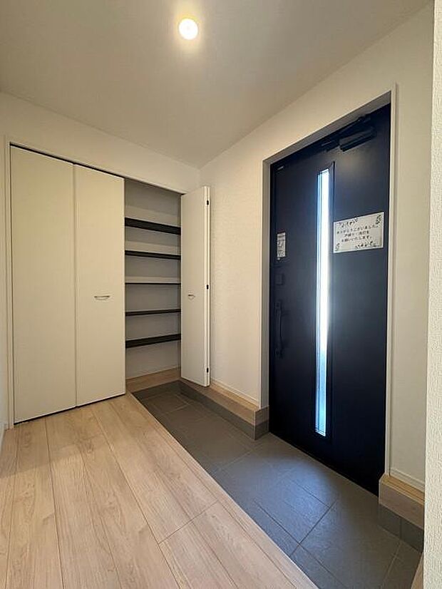 広々とした横並びで靴を履ける玄関スペースです♪シューズクローゼットで靴もスッキリ片付きます♪