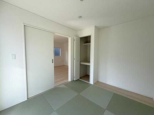 リビング横にある約5帖のモダンでおしゃれな洋風和室は、来客時のおもてなしや、お子様の遊び場、お昼寝にも最適です♪