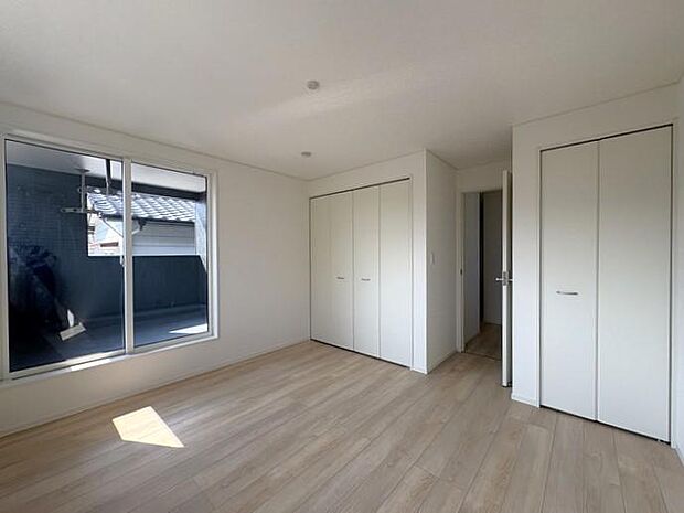 2階にある約7.5帖の洋室です♪収納が2か所あり、用途に合わせた収納ができるのが嬉しいですね♪