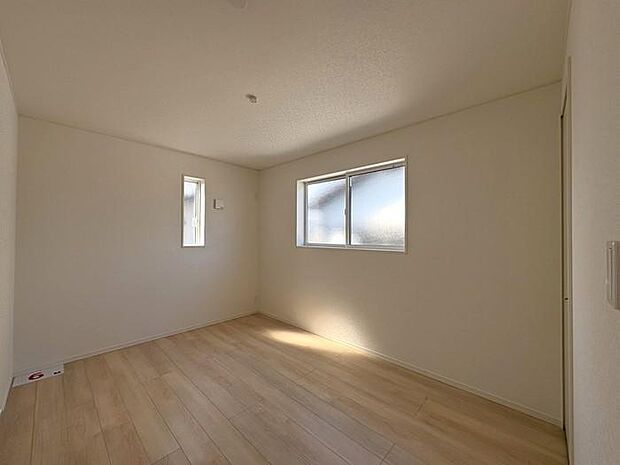 2階にある約6帖の洋室です♪子ども部屋や書斎にピッタリ♪ベッドや家具もゆったり配置できます♪