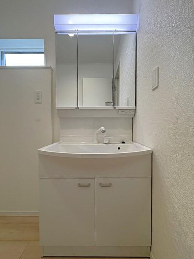 鏡裏と下部に収納を確保した洗面台♪毎朝の身だしなみを整えるのはもちろん、化粧品や小物をすっきり整理できます♪