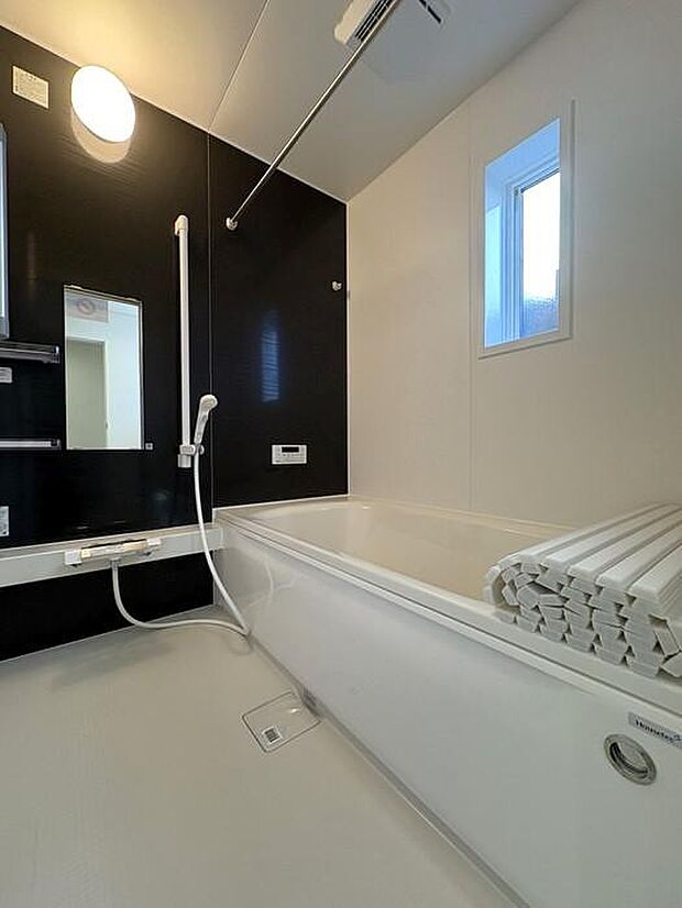 浴室には乾燥・暖房機能付き♪雨の日や冬場も快適に洗濯物を乾かせ、快適なバスタイムをサポートします♪