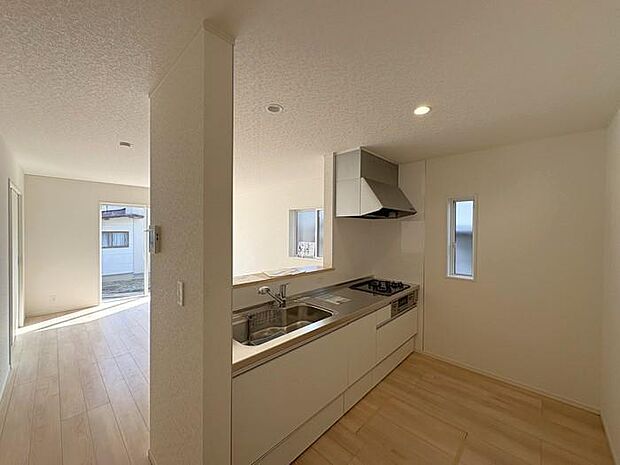 リビングダイニングで遊ぶ子どもたちと会話をしながら家事が出来るカウンターキッチンです♪