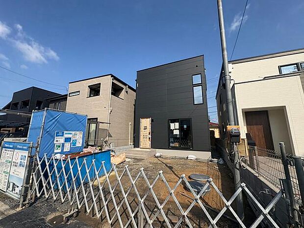 駐車2台可能♪南面道路で陽当たり良好♪幅員約4.8ｍで車1台がゆとりをもって通れます♪