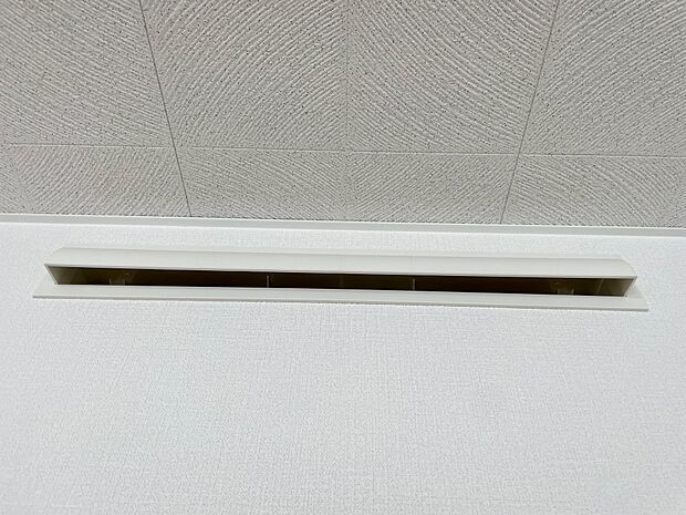 空調された新鮮な空気は、天井脇の吹き出し口から全部屋に流れます♪