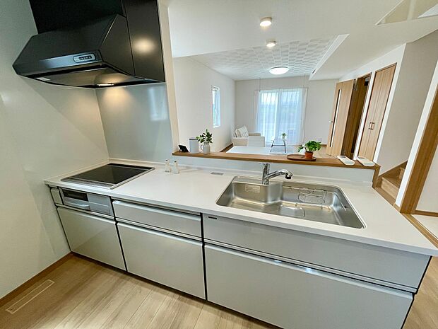 対面キッチンで家族の様子を見ながらお料理ができます♪ワイドなキッチン台は広々でとても快適♪人造大理石のキッチンは丈夫でお手入れ簡単♪