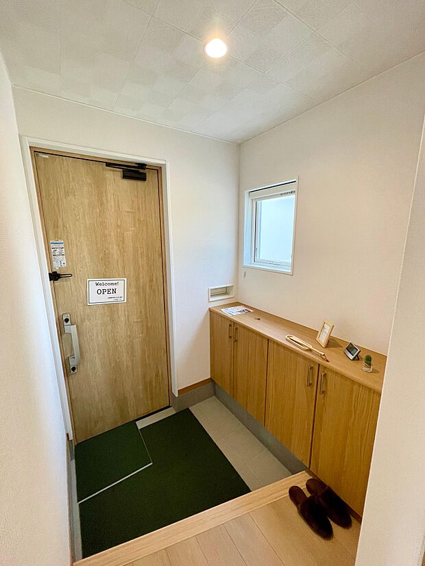 南向きの明るい玄関スペース♪シューズボックス付き♪