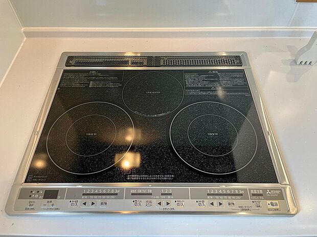 火を使わないIHクッキングヒーターで安心♪お子様とお料理も楽しめます♪温度調節や揚げ物用の設定も充実しています♪魚焼きグリルもお手入れしやすく嬉しい作りです♪