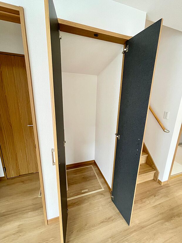 掃除機や家事用品を収納できるリビングの収納♪