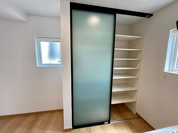 おしゃれな備え付けカップボート付き♪