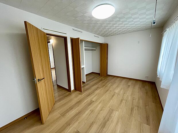 主寝室は広々9帖♪