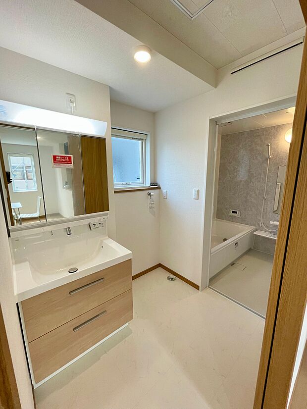 ゆったりとした洗面脱衣所♪はしゃぐお子さまとの着替えも問題なしです♪ドラム式洗濯機も余裕で設置できる広さです♪