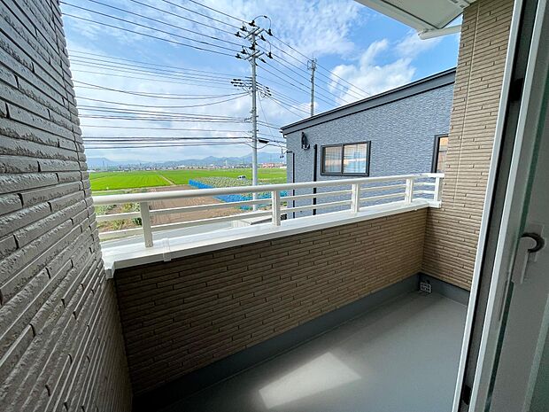 南向きのバルコニーからは明るい光が入ります♪