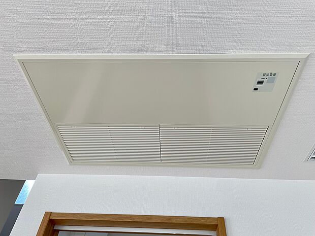 天井にある冷暖房装置♪これ一台で、部屋中を一年中快適な温度に調整してくれます。外気の新鮮な空気を取り入れ熱交換しています♪寒さ、暑さのストレスがなくて快適な生活を送くることができます♪