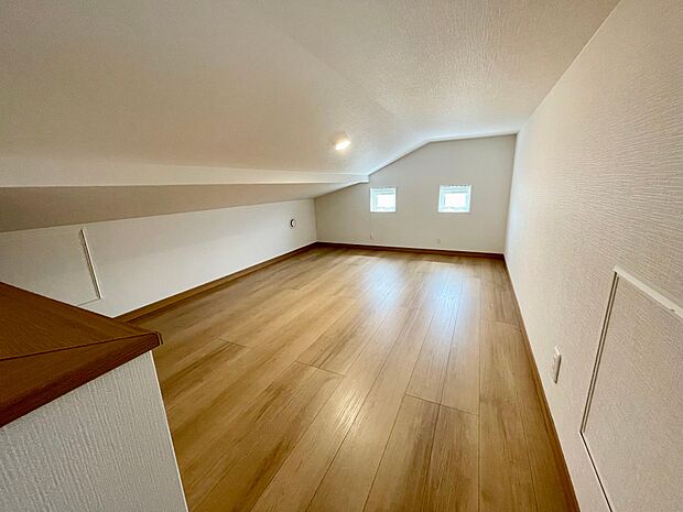 屋根裏収納にはたっぷり荷物を収納できます♪