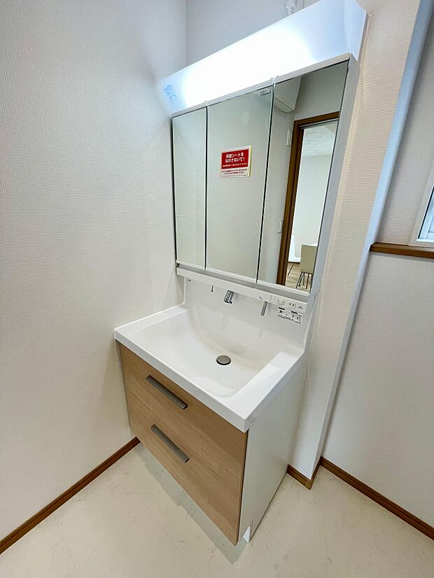 三面鏡の洗面台は鏡の裏が収納になっているため化粧用品がたっぷり入ります♪コンセント付きでドライヤーもすぐに使えます♪