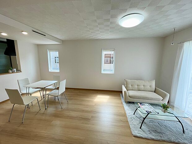 毎日の疲れを癒してくれるリビング♪南から入る陽当たりの良いリビングでゆったりと家族と団らんできます♪ソファーやローテーブルを置いてもゆとりのある広さです♪アクセントの入った天井がとてもおしゃれです♪