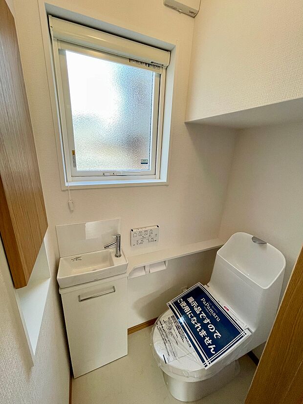 光の入る明るいトイレスペース♪ウォシュレット機能付き♪
