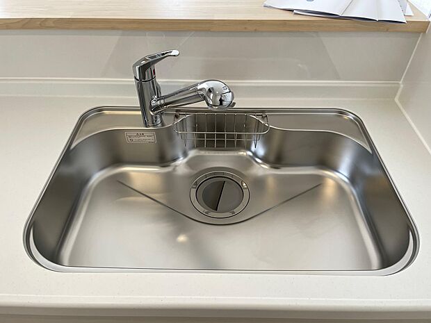 たっぷり食器が入るシステムキッチンのシンク♪シングルレバーなので片手で吐水できます♪蛇口部のヘッドホースが伸びて隅々まで行き渡ります♪浄水カートリッジ対応の水栓です♪