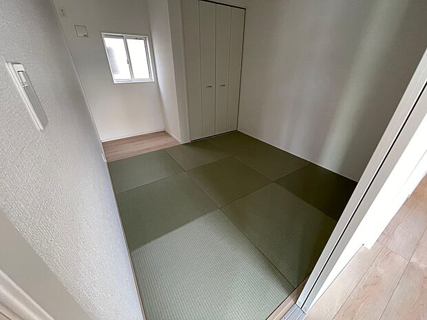 畳スペースはお昼寝やお子さまの遊び場として大活躍♪強度のあるダイヤロン畳なので、傷みにくく、ダニやカビの発生も抑えてくれます♪お泊まりに来たご両親の寝室としても活躍♪