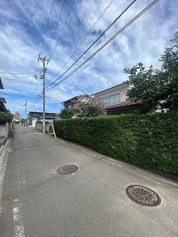 近くにスーパーやコンビニ、ドラッグストアなどが揃っており、日々のお買い物にとっても便利♪