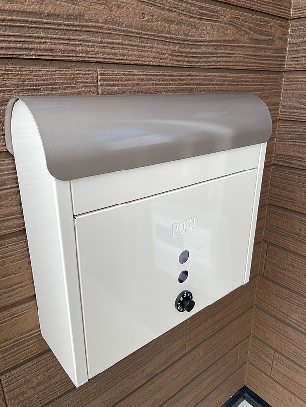 ダイヤルキーの付いたポストも標準装備♪