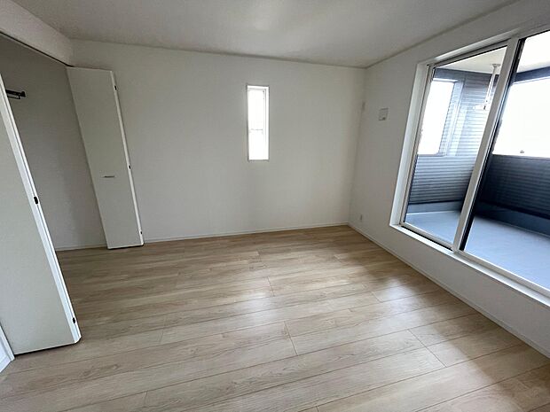 ゆったりとした主寝室は日々の疲れを取ってくれる開放感があります♪充実した収納スペースには洋服もバック等の小物も収納可能♪机を置いて書斎も作れます♪