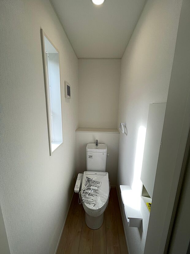 2階にもトイレがあるので混み合う朝も安心です♪ウォシュレット機能付き♪