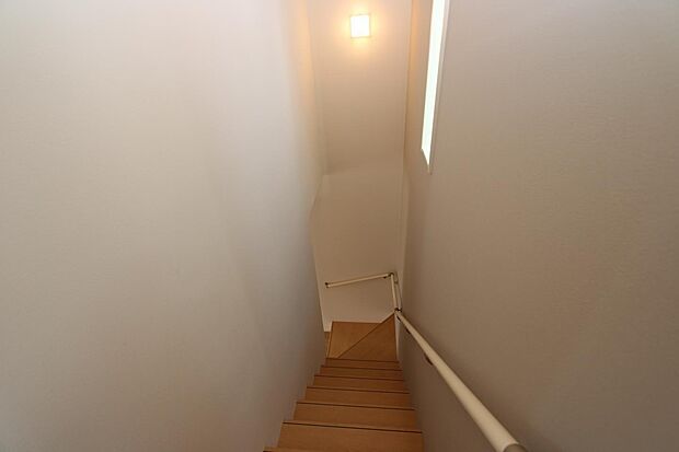 リビング階段は、家族とのコミュニケーションがとれて安心内覧いつでもOKです♪