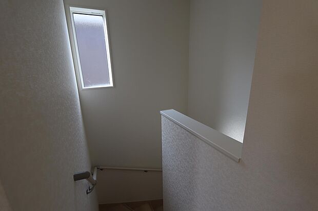 2階の階段スペースに窓があり明るいです♪　