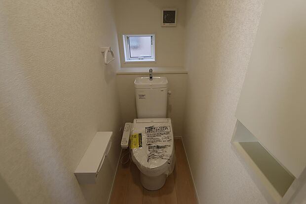 写真は1階トイレですが、2階にもあります♪